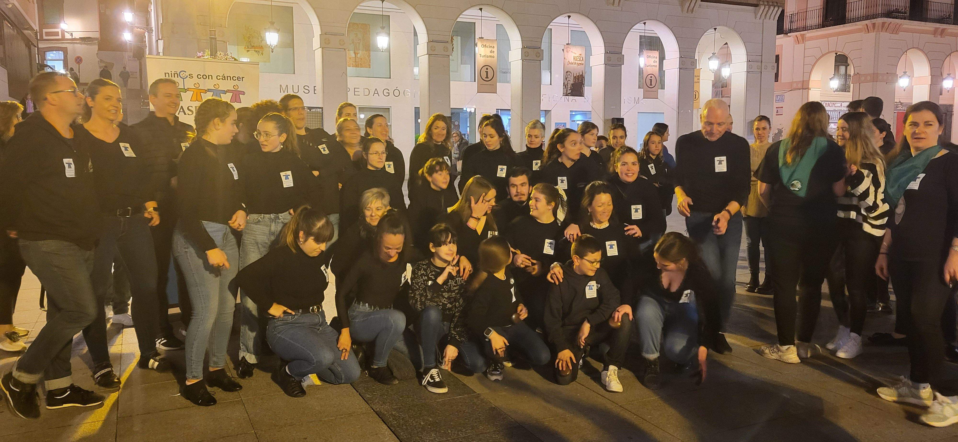 Huesca baila la jota de San Lorenzo por los niños con cáncer. Foto Myriam Martínez  