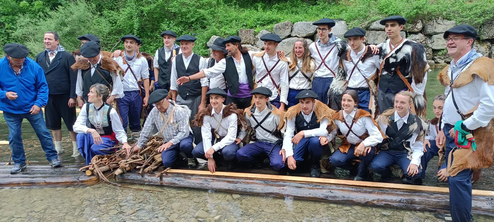 Los nabateros del Sobrarbe reciben la Almadía de Oro en un histórico encuentro con almadieros navarros.