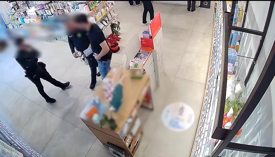 Imagen de la detención en una farmacia de Binéfar.
