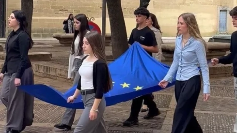 Alumnos del Pirámide han portado la bandera europea.
