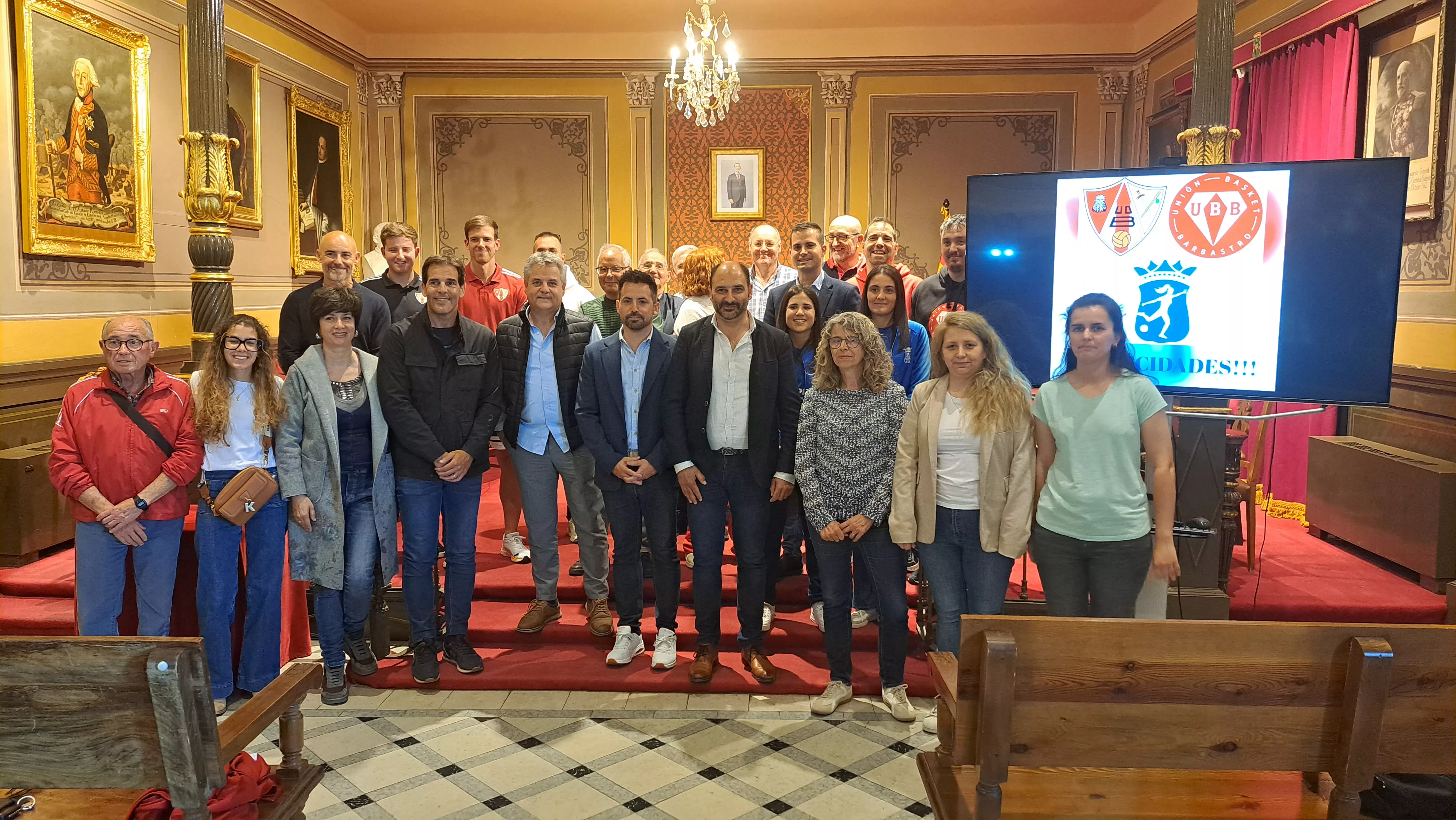 Foto de familia de la recepción del Ayuntamiento.