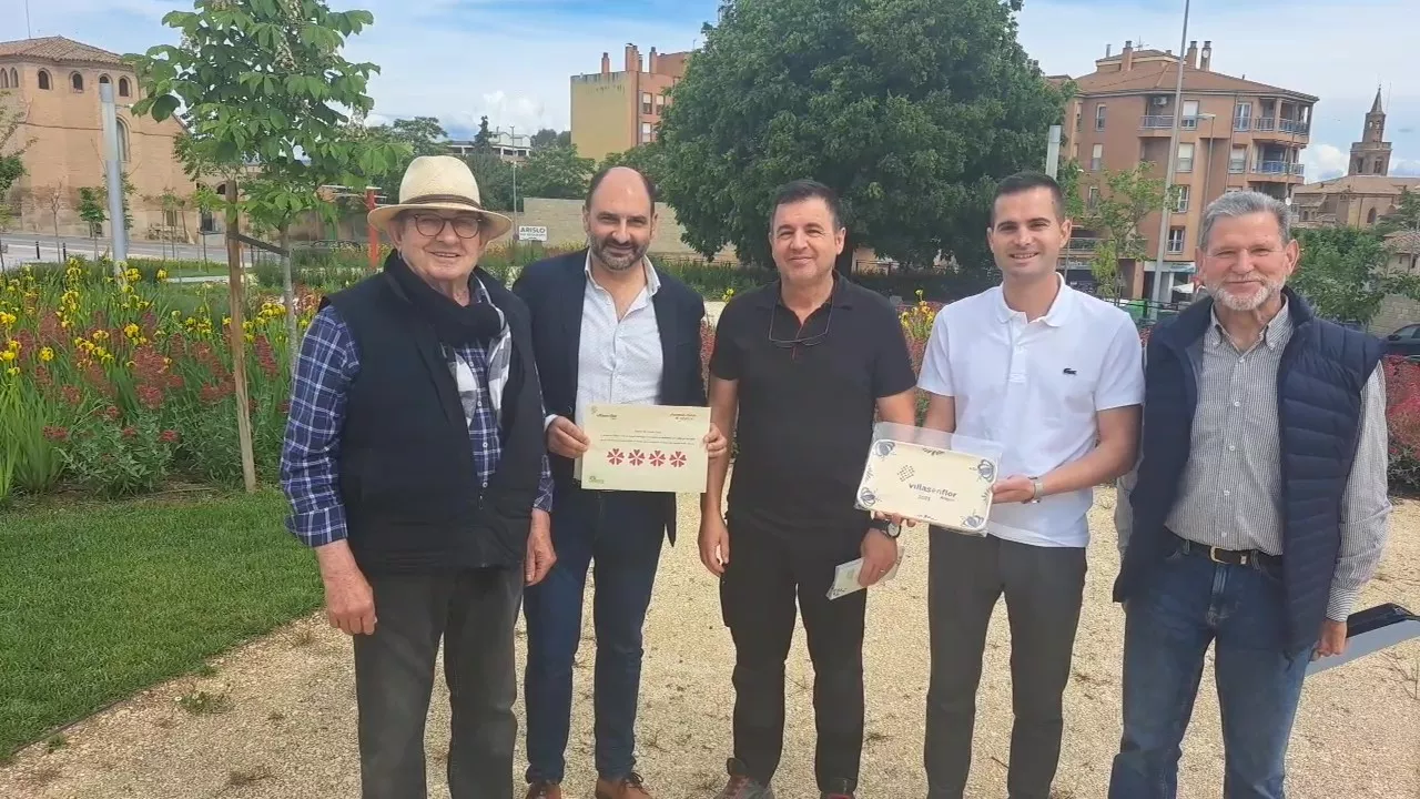Representantes de Villas en Flor con el alcalde Torres y el concejal Garcés tras entregarle el cuádrupe galardón