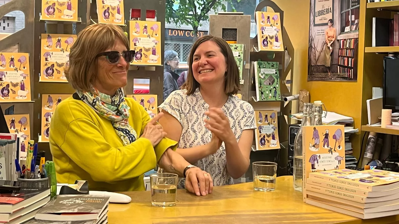 Pilar Torres y Lucía López Marcos en la presentación de 'Nosotras somos semilla' en la Anónima. Foto Mercedes Manterola
