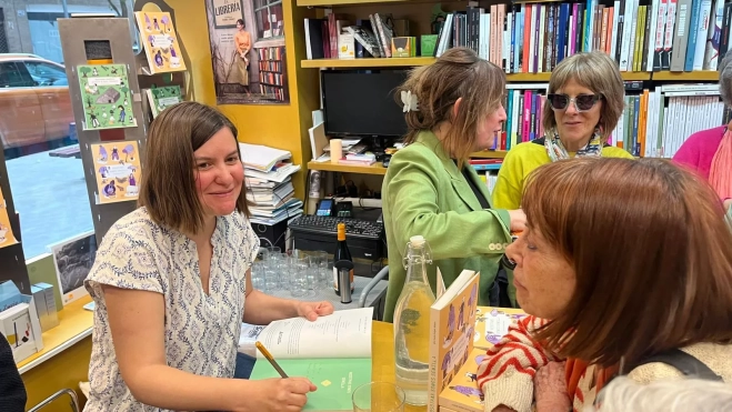 La autora ha firmado libros tras la presentación. Foto Mercedes Manterola