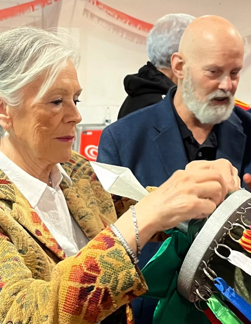 Pilar Guzmán fija el corbatín