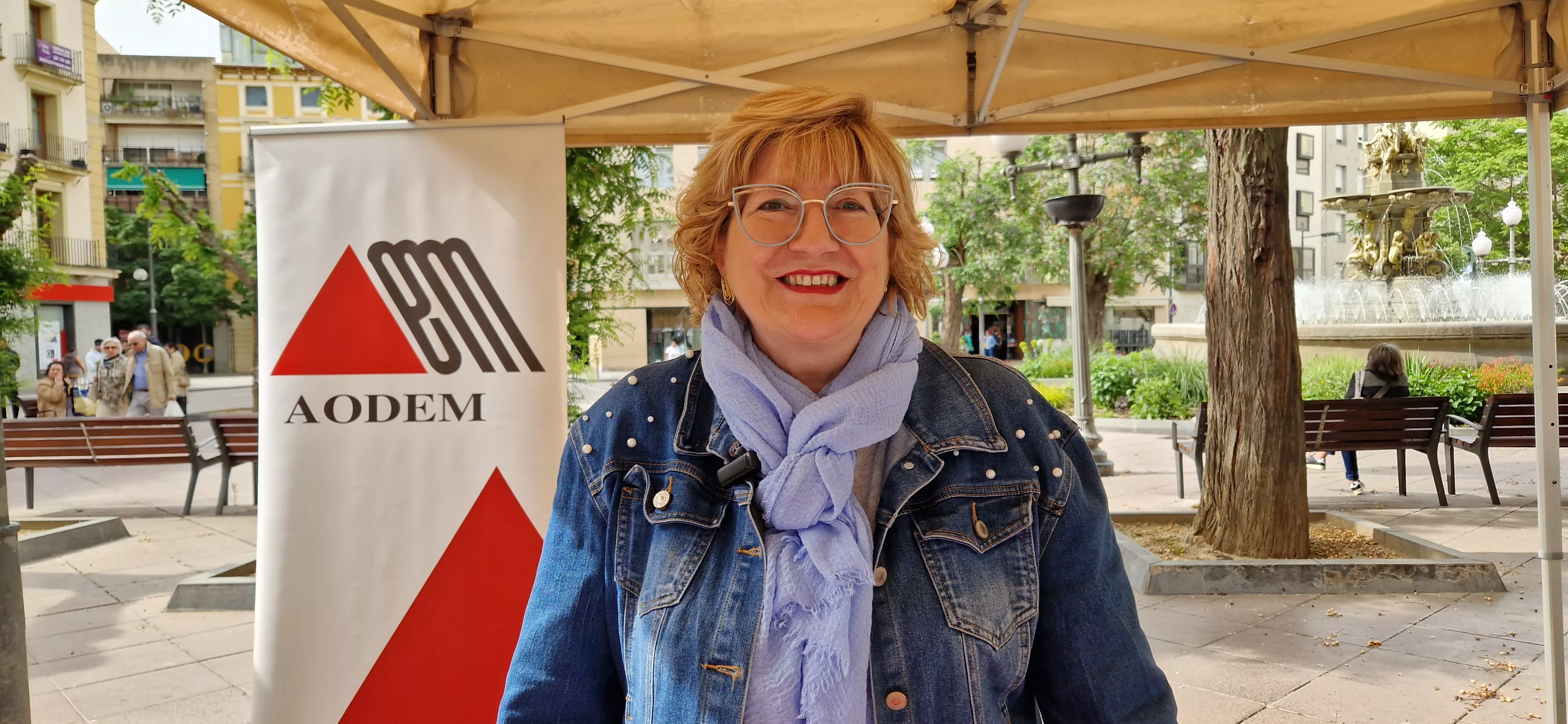  Peña Hernando, presidenta de Aodem, en laV Feria de entidades de la salud de Huesca organizada por Cruz Roja. Foto Myriam Martínez