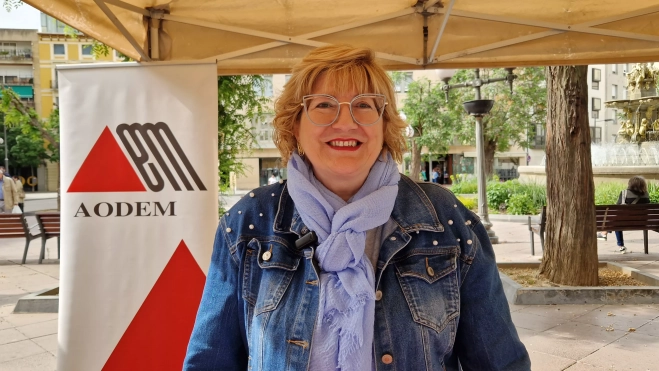  Peña Hernando, presidenta de Aodem, en laV Feria de entidades de la salud de Huesca organizada por Cruz Roja. Foto Myriam Martínez