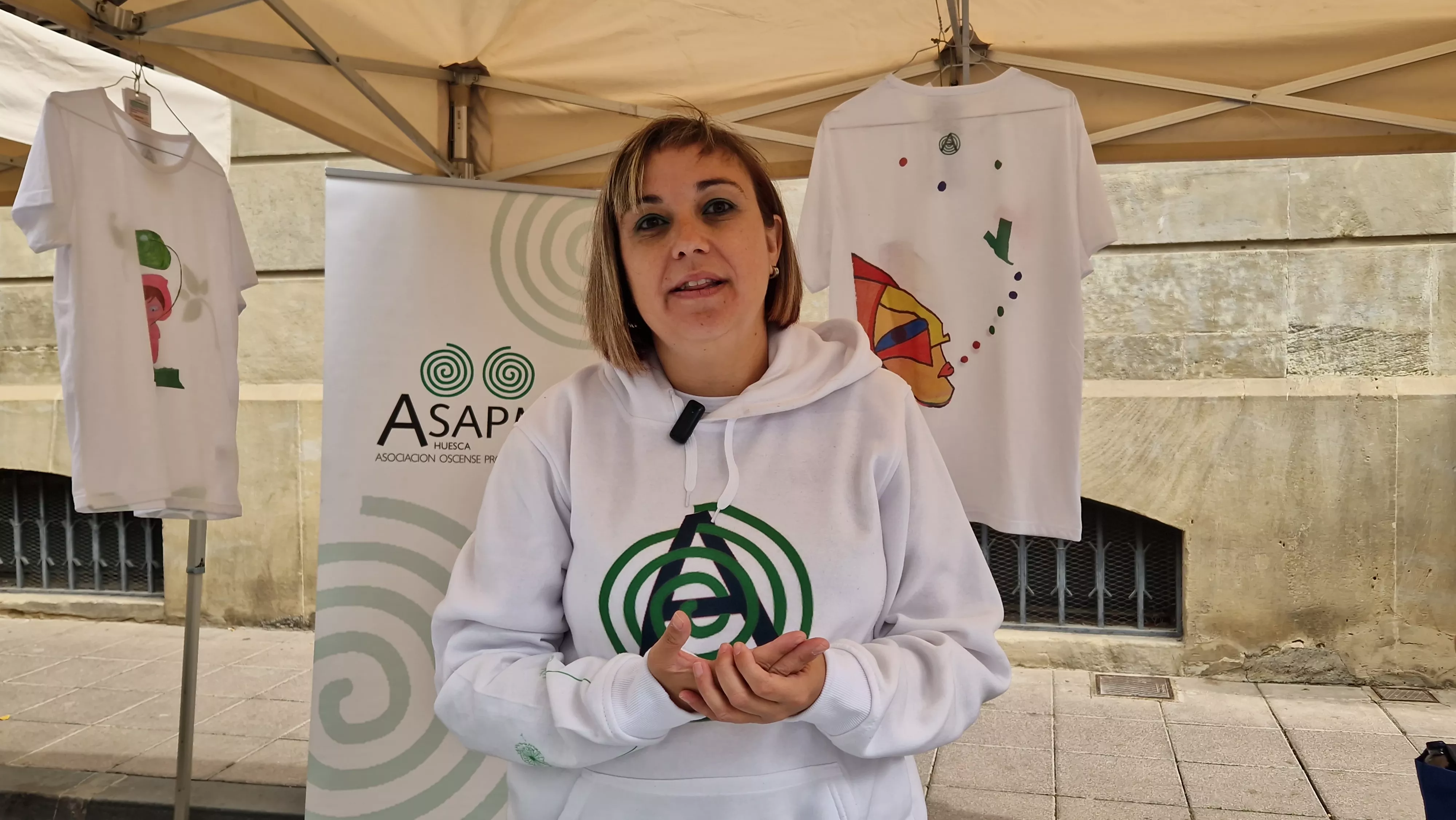 Eva Grasa, vicepresidenta de Asapme, en la V Feria de entidades de la salud de Huesca organizada por Cruz Roja. Foto Myriam Martínez