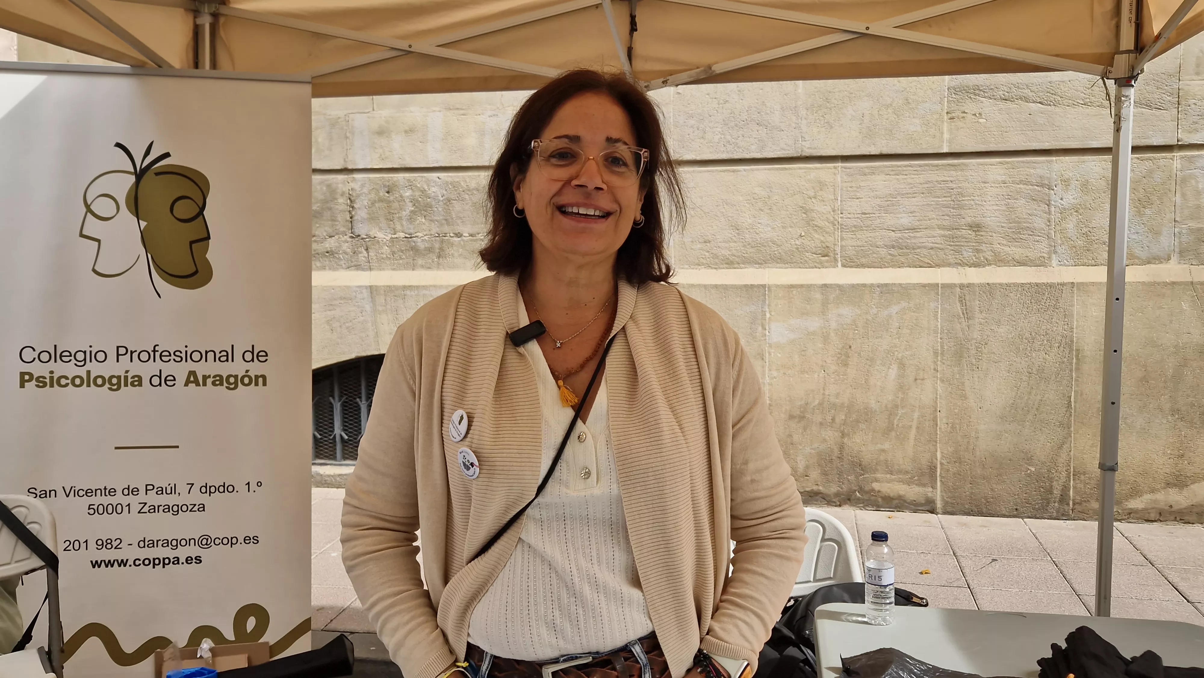 María del Castillo, del Colegio de Piscología de Aragón, en la V Feria de entidades de la salud de Huesca organizada por Cruz Roja. Foto Myriam Martínez