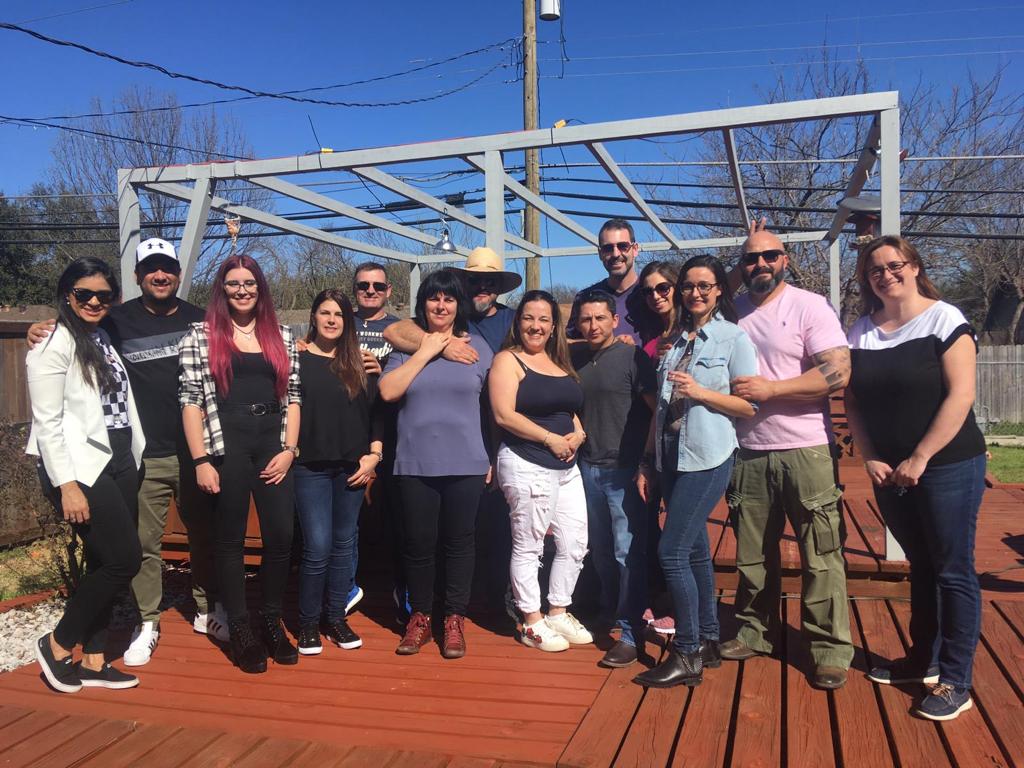 Mary y Jota, con un grupo de amigos