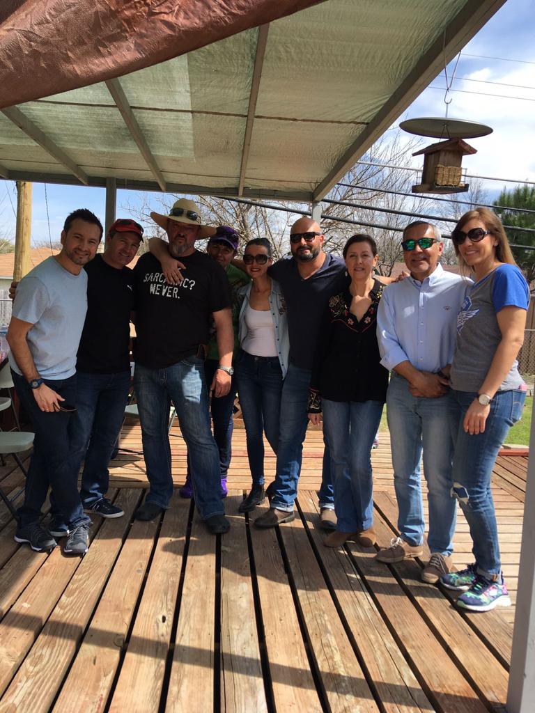 Jota, con un grupo de amigos.