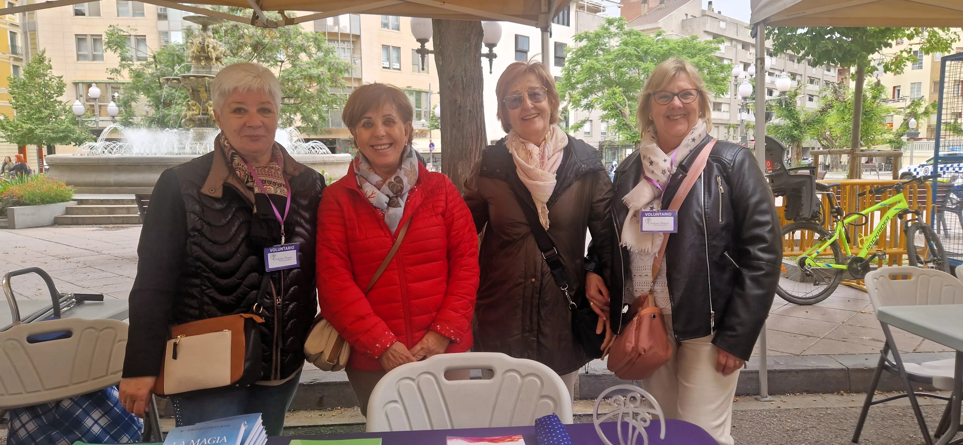 Voluntarias de Alzhéimer Huesca. V Feria de entidades de la salud de Huesca organizada por Cruz Roja. Foto Myriam Martínez