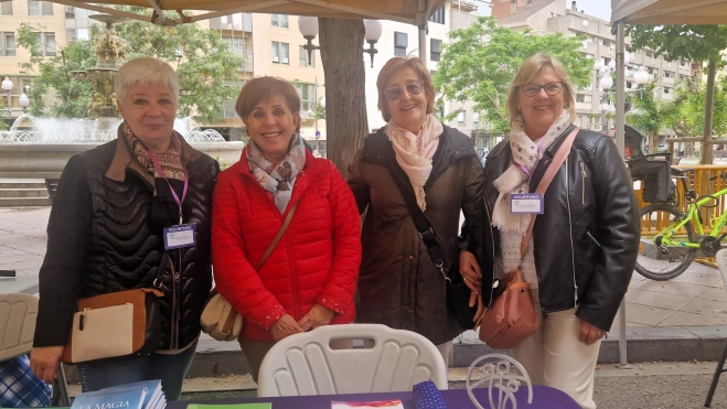 Voluntarias de Alzhéimer Huesca. V Feria de entidades de la salud de Huesca organizada por Cruz Roja. Foto Myriam Martínez
