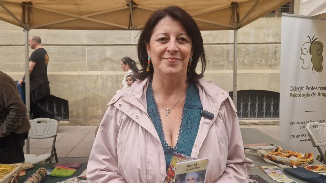 Susana Márzquez, de Apsatur. V Feria de entidades de la salud de Huesca organizada por Cruz Roja. Foto Myriam Martínez