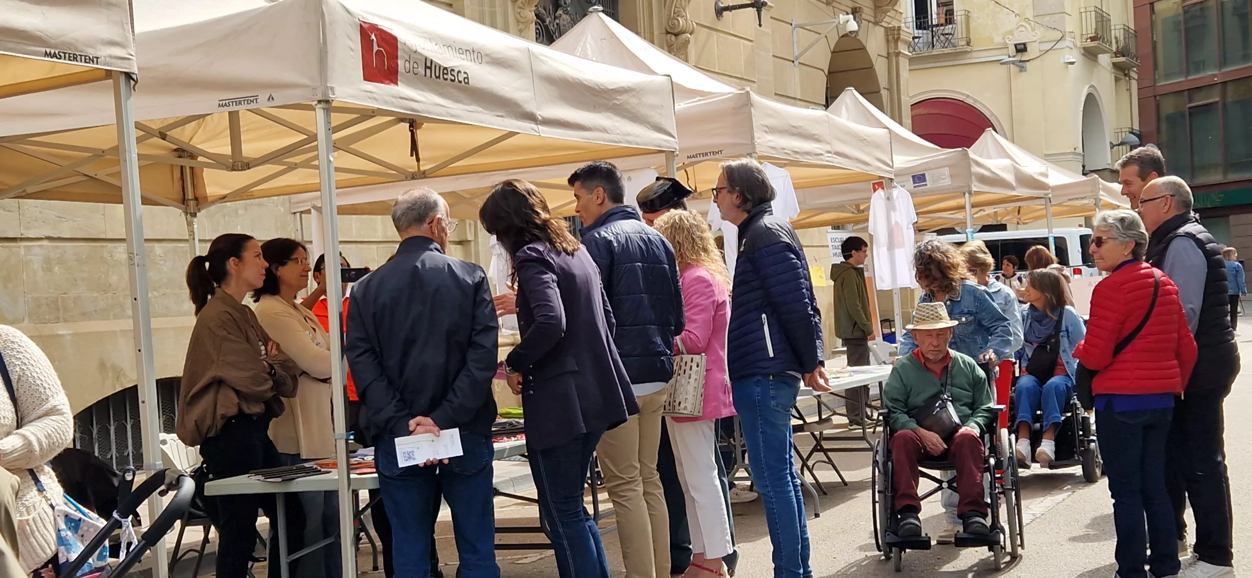 Imágenes de la V Feria de entidades de la salud de Huesca organizada por Cruz Roja. Foto Myriam Martínez