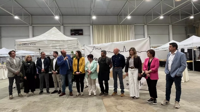 Asistentes a la inauguración de la I Feria del Queso de Almudévar. Foto Mercedes Manterola