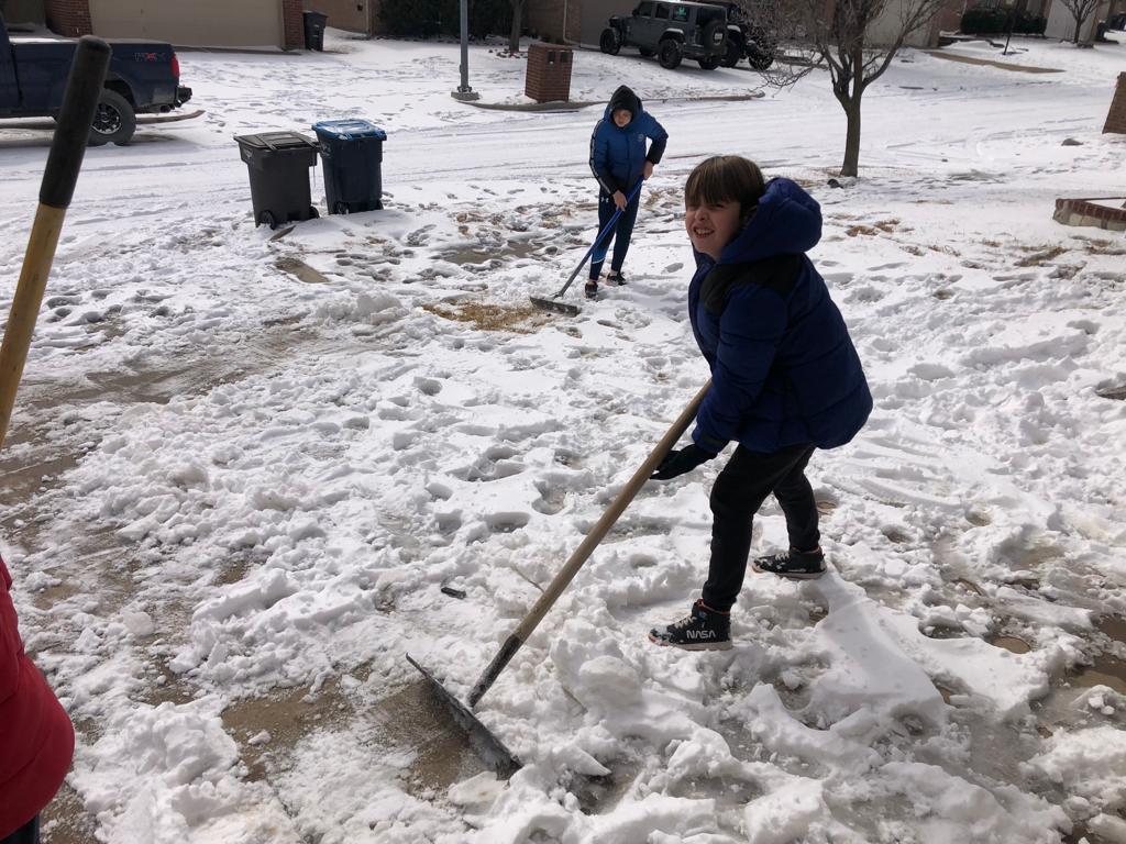 Francho, abriendo camino en la nieve.