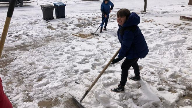 Francho, abriendo camino en la nieve. Francho, abriendo camino en la nieve.