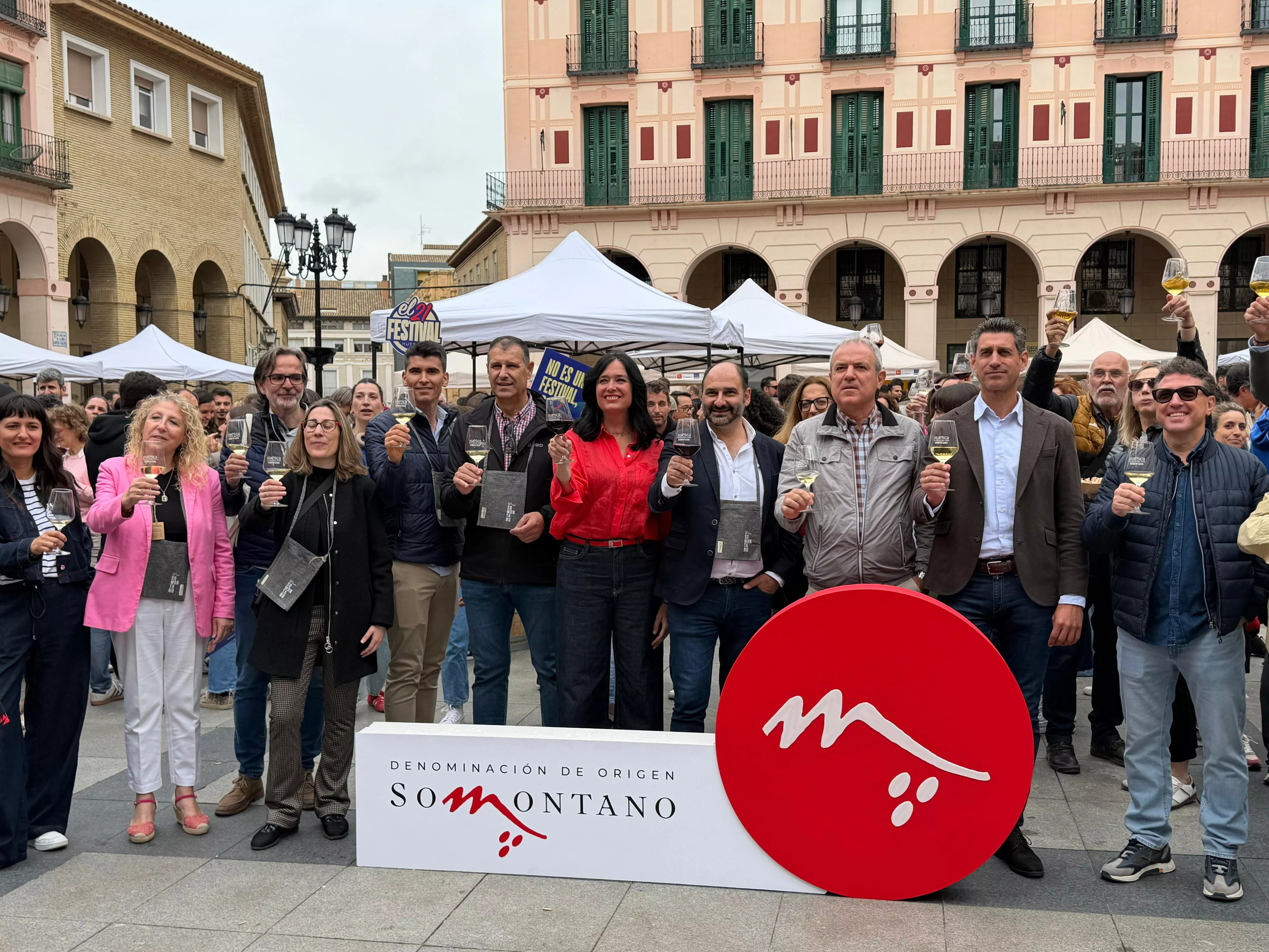 Brindis simultáneo en 30 ciudades de España, en este caso en López Allué de Huesca con la Ruta del Vino Somontano