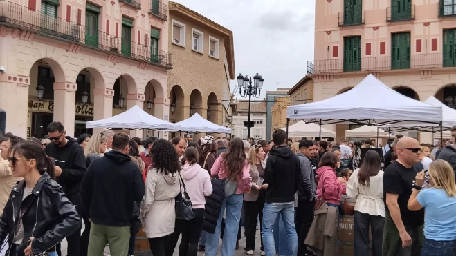 Gentío en la Plaza López Allué