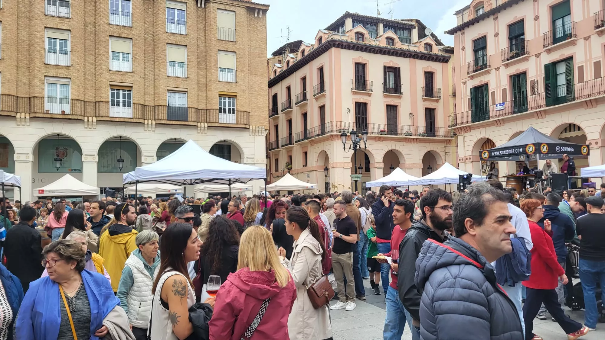 Primera Ruta del Vino Somontano del año en la Plaza López Allué de Huesca
