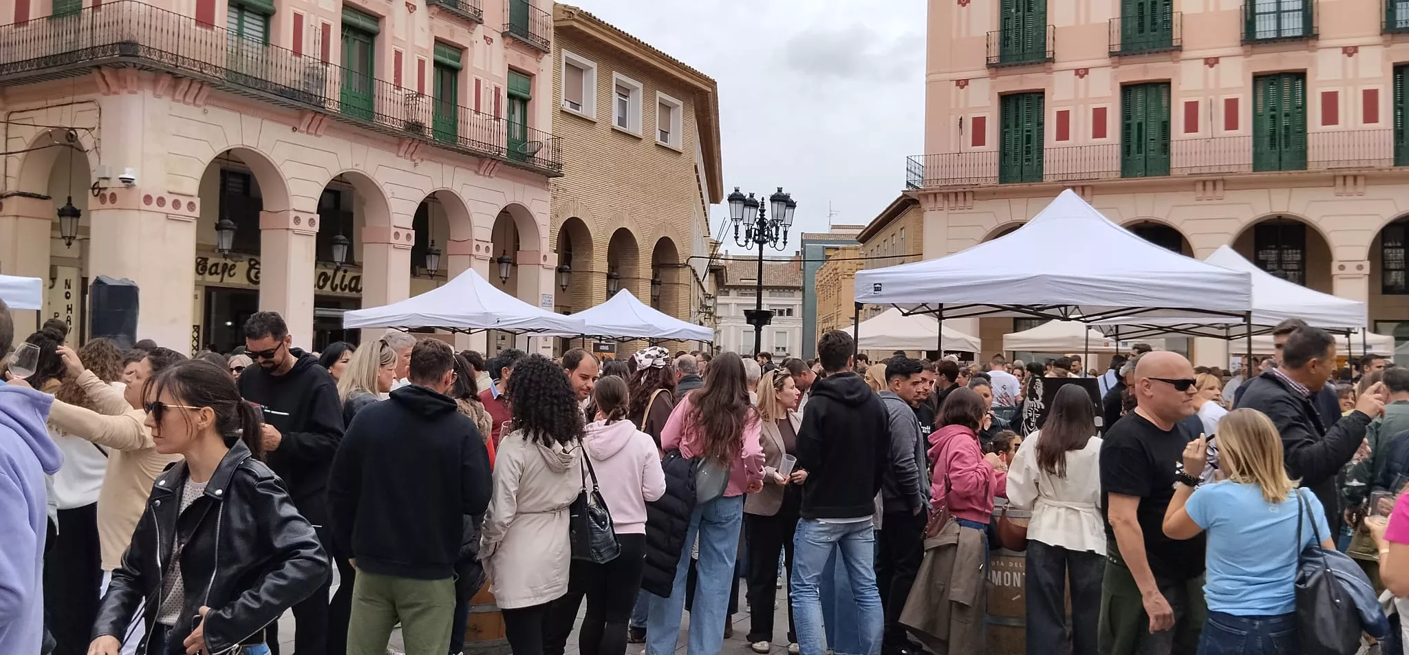 Primera Ruta del Vino Somontano del año en la Plaza López Allué de Huesca