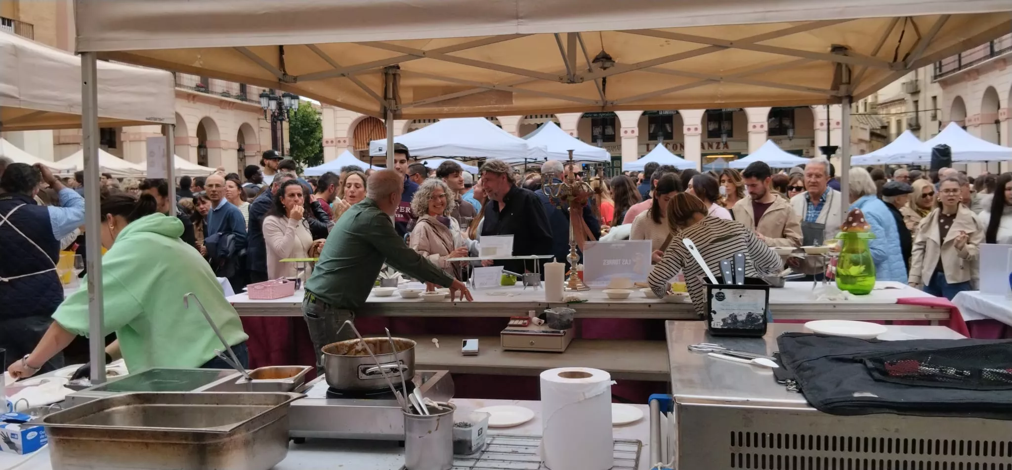 Primera Ruta del Vino Somontano del año en la Plaza López Allué de Huesca