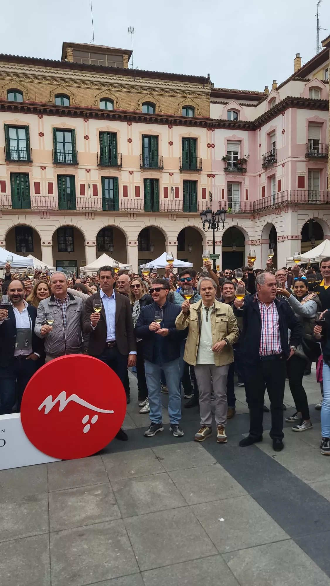 Primera Ruta del Vino Somontano del año en la Plaza López Allué de Huesca