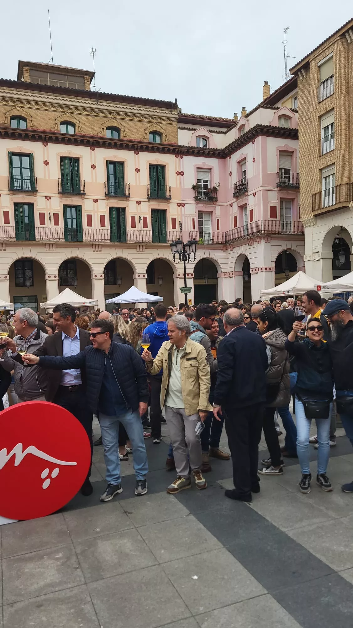 Primera Ruta del Vino Somontano del año en la Plaza López Allué de Huesca