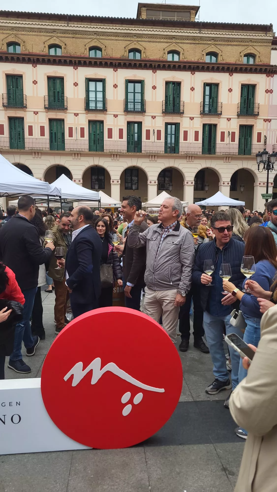 Primera Ruta del Vino Somontano del año en la Plaza López Allué de Huesca