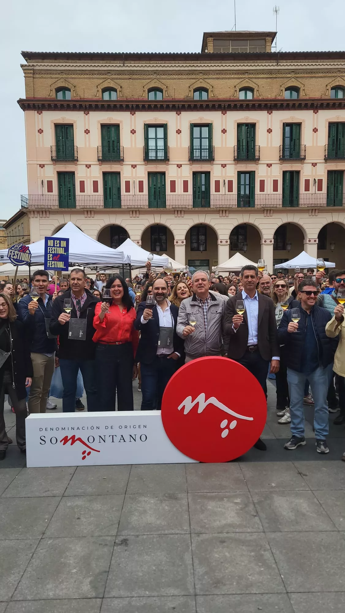 Primera Ruta del Vino Somontano del año en la Plaza López Allué de Huesca