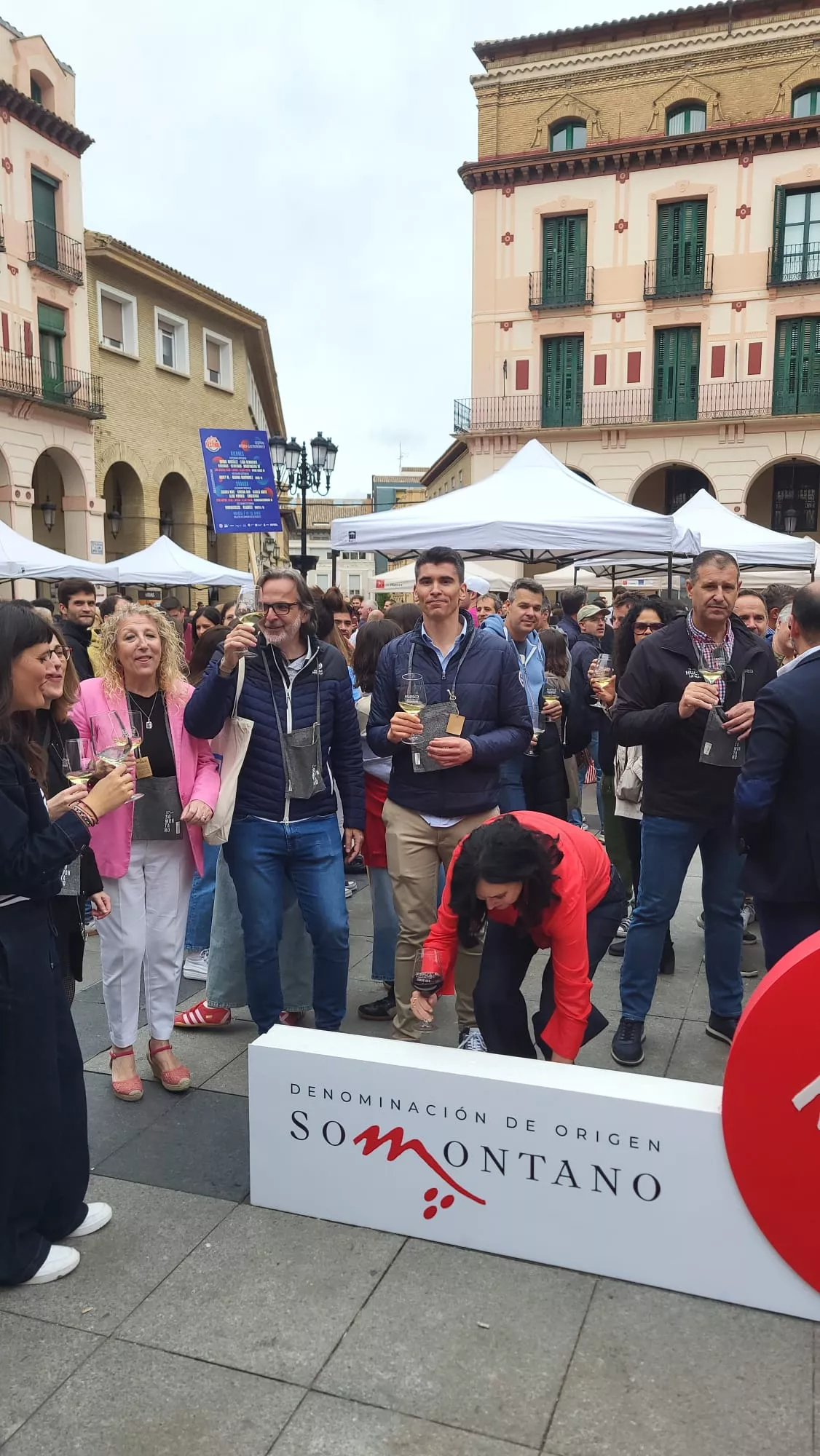 Primera Ruta del Vino Somontano del año en la Plaza López Allué de Huesca