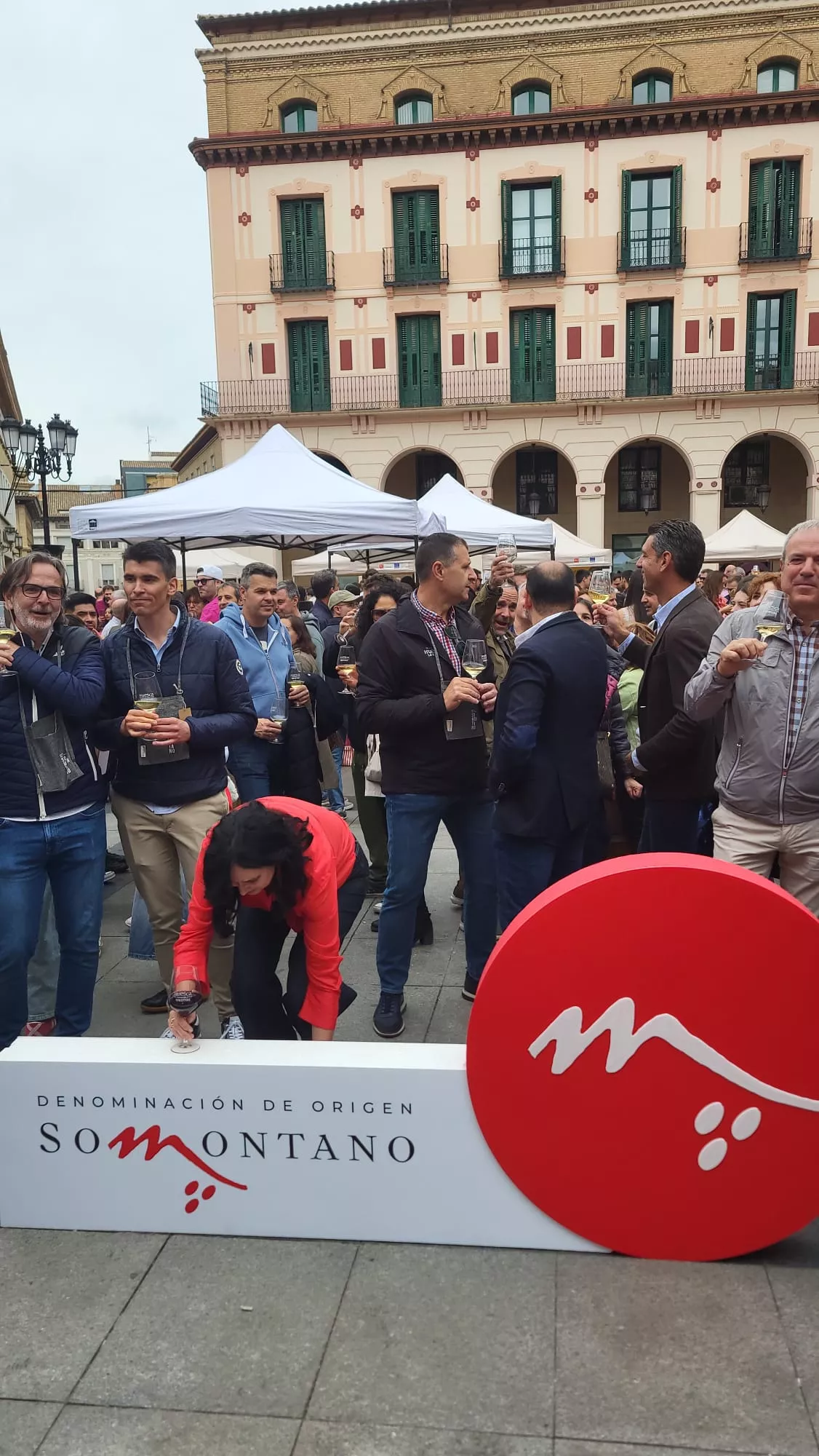 Primera Ruta del Vino Somontano del año en la Plaza López Allué de Huesca