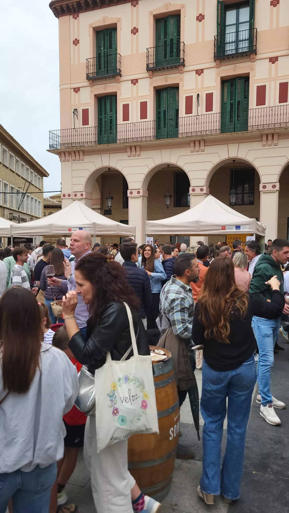 Primera Ruta del Vino Somontano del año en la Plaza López Allué de Huesca