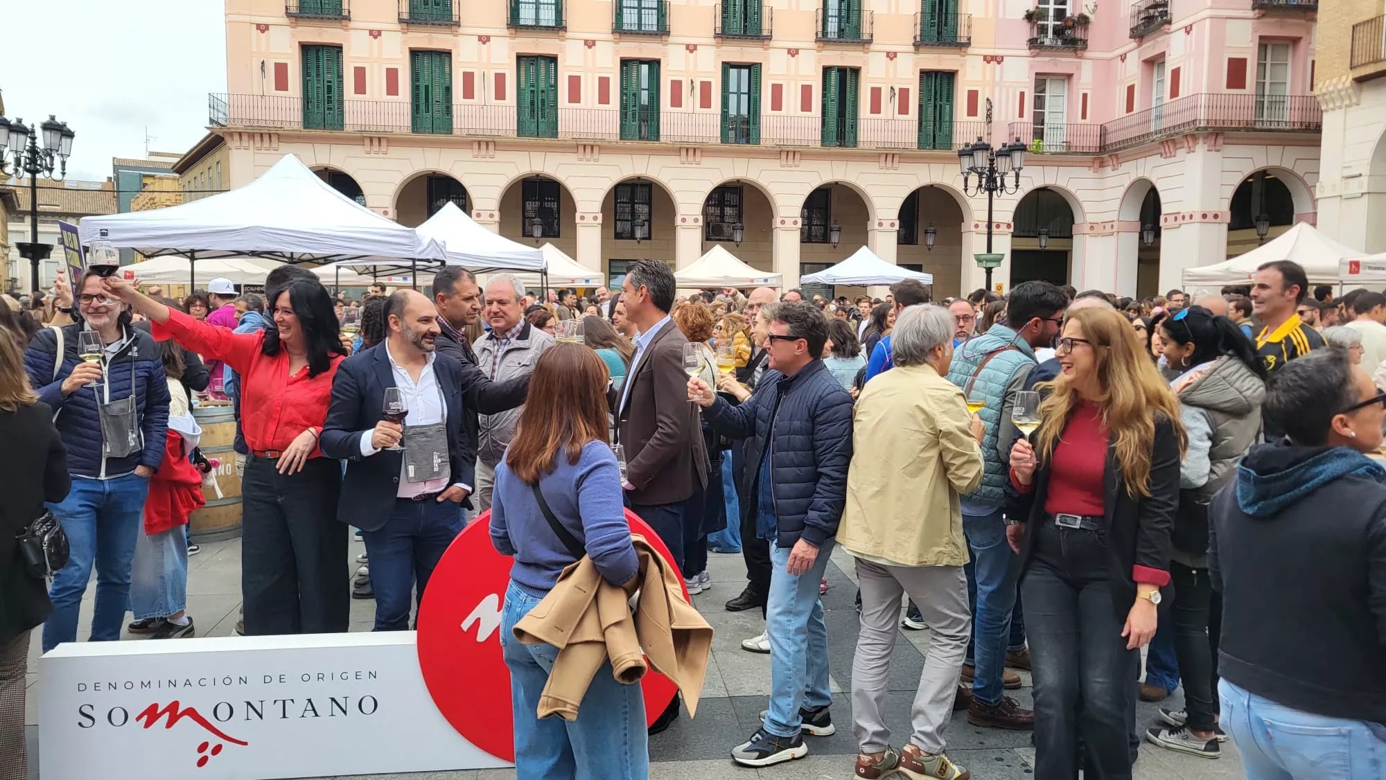 Primera Ruta del Vino Somontano del año en la Plaza López Allué de Huesca