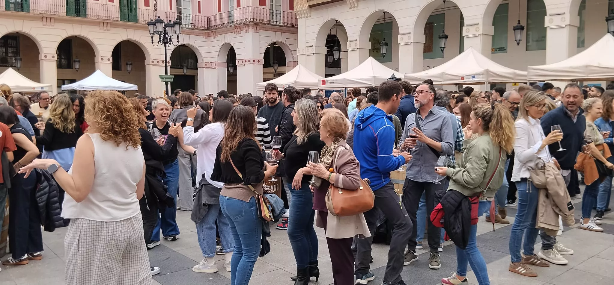 Primera Ruta del Vino Somontano del año en la Plaza López Allué de Huesca
