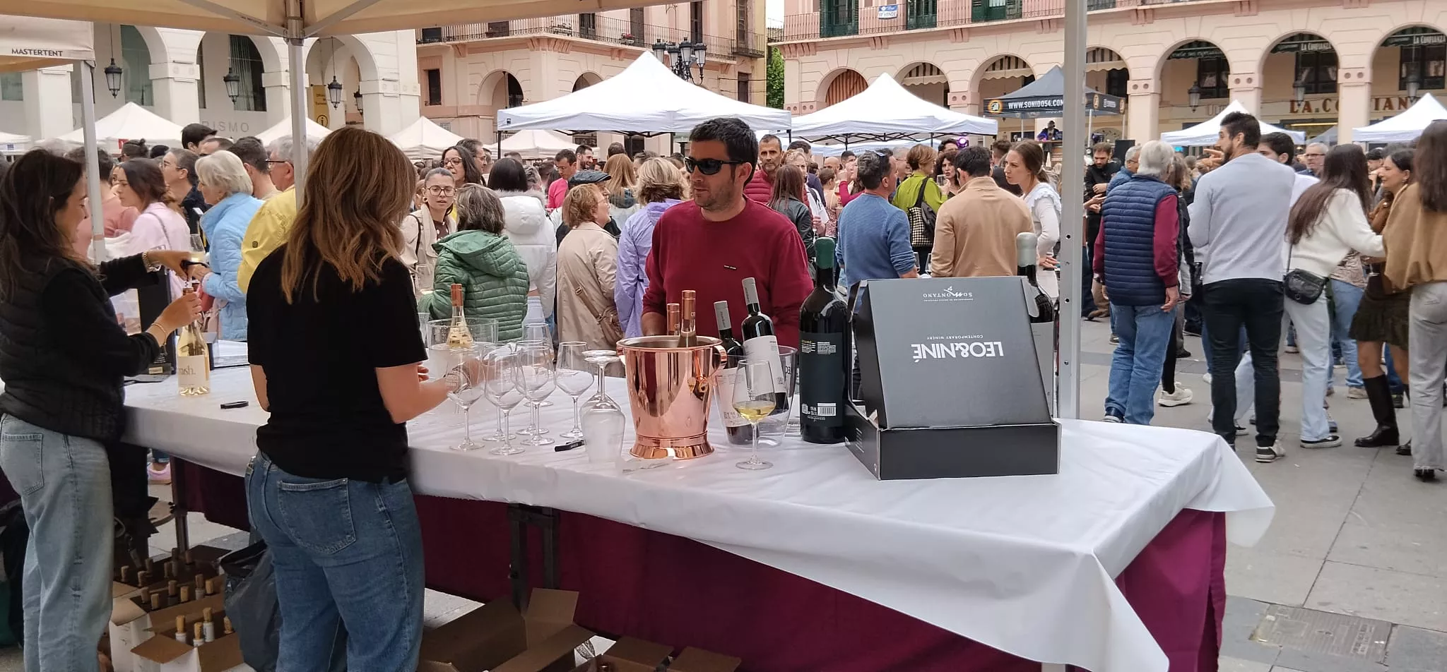 Primera Ruta del Vino Somontano del año en la Plaza López Allué de Huesca