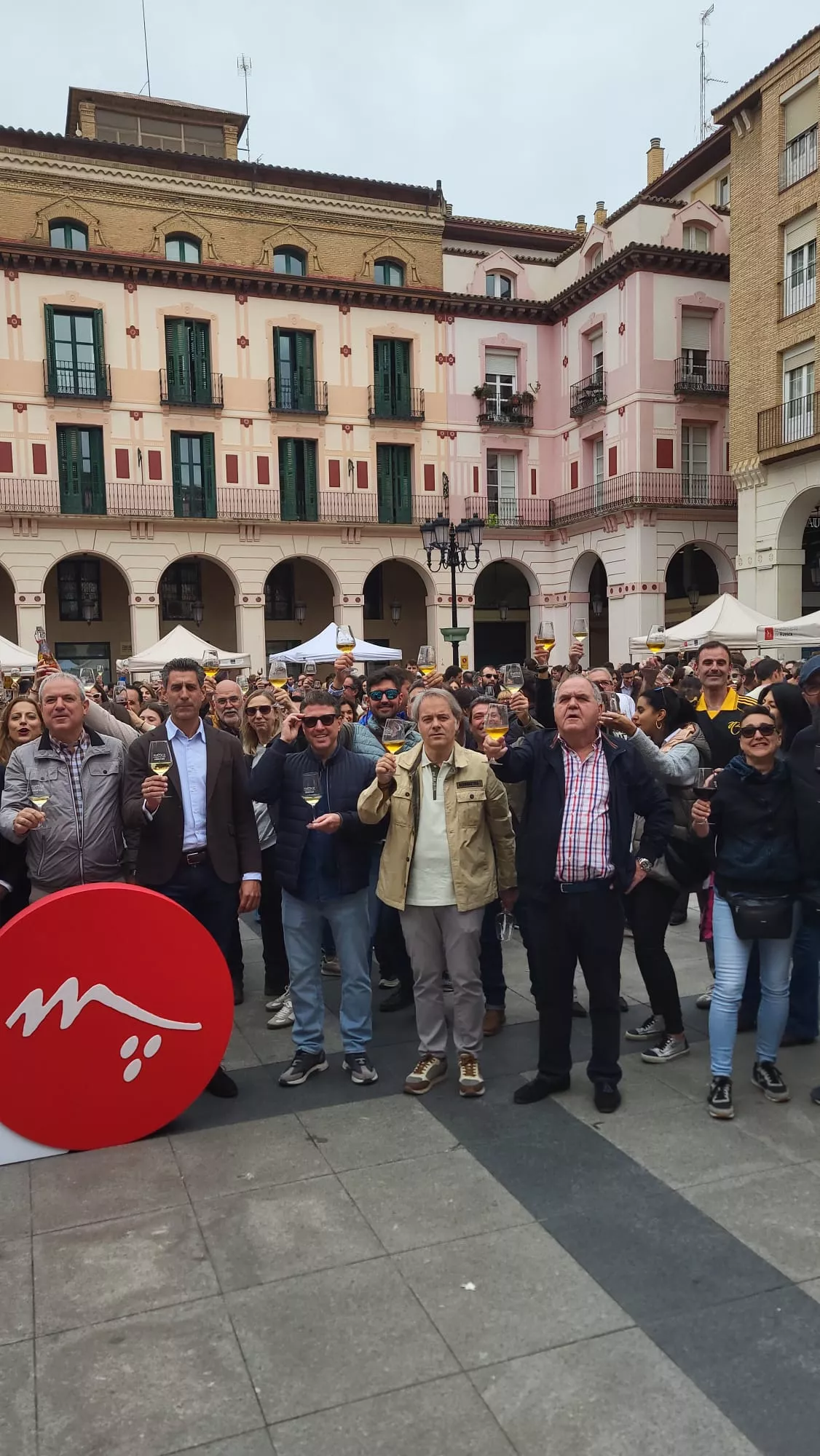 Primera Ruta del Vino Somontano del año en la Plaza López Allué de Huesca