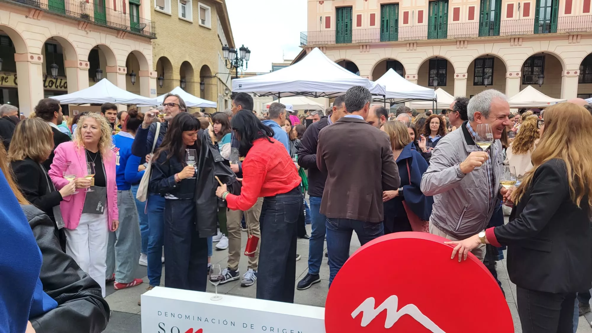 Primera Ruta del Vino Somontano del año en la Plaza López Allué de Huesca