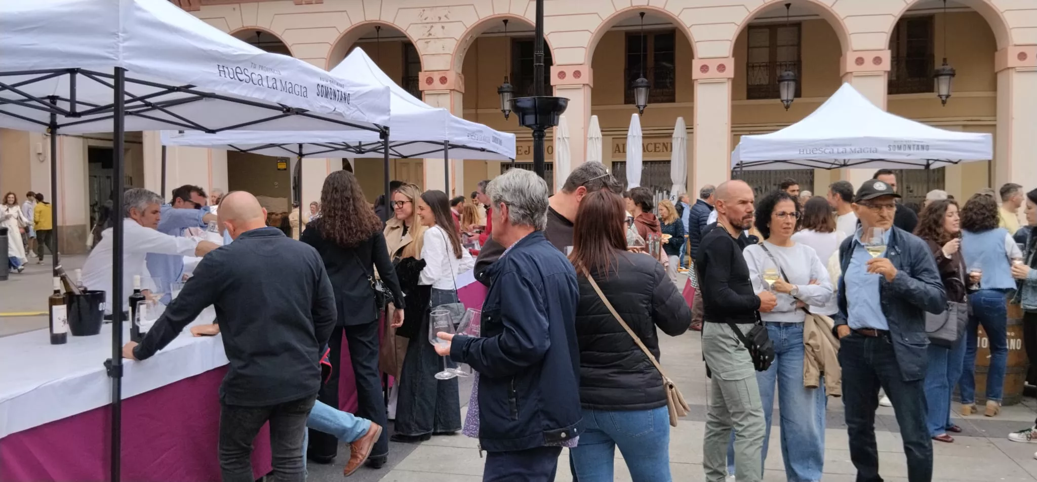 Primera Ruta del Vino Somontano del año en la Plaza López Allué de Huesca