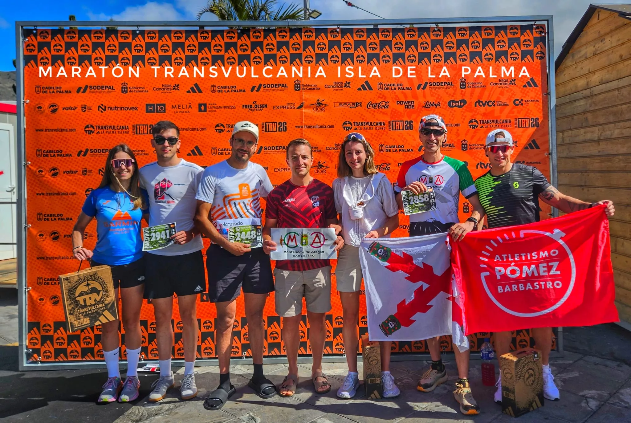 Grupo de integrantes de Atletismo Pómez y Montañeros de Aragón de Barbastro en la Transvulcania.