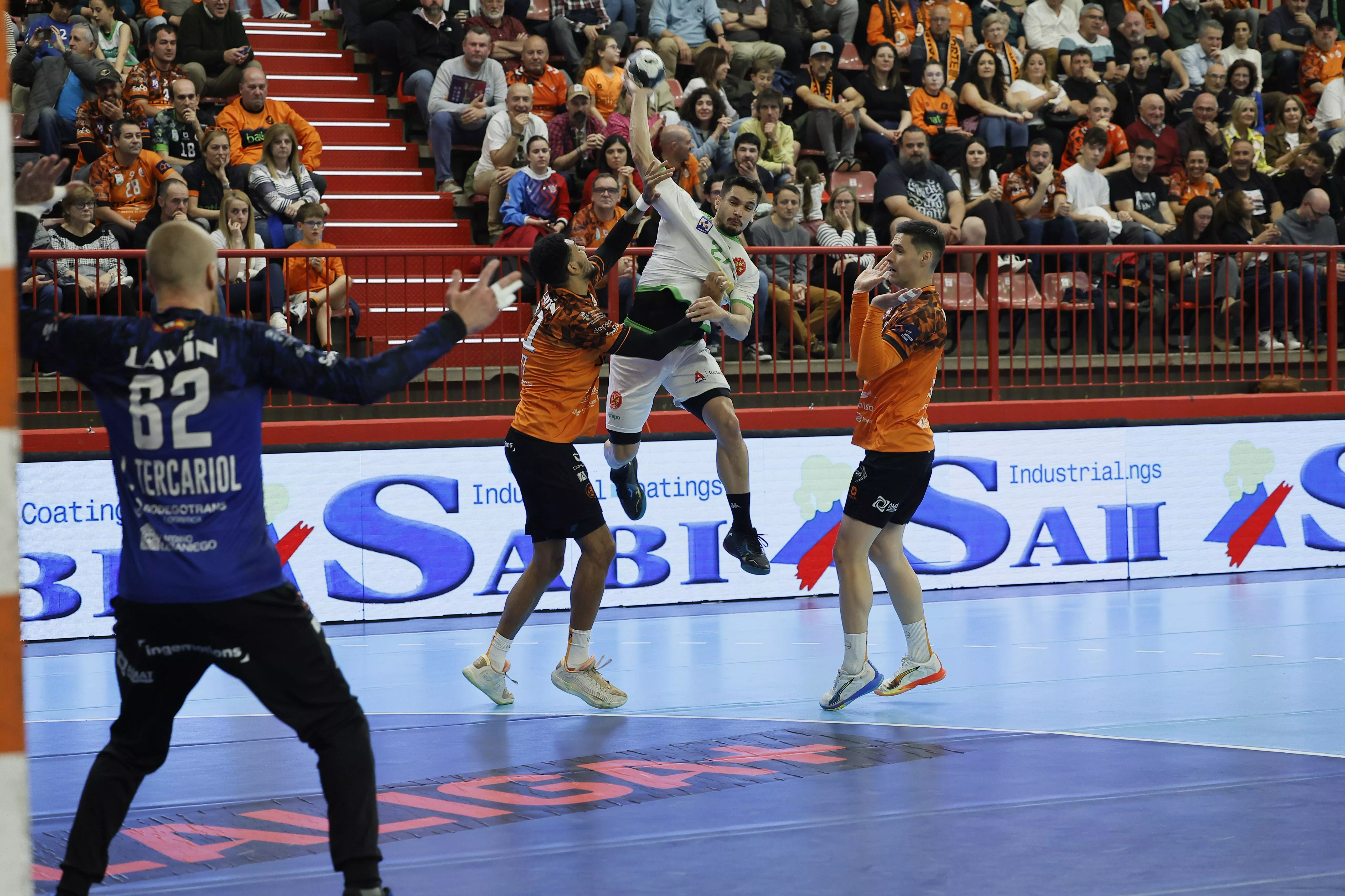A Bada Huesca se le pone muy mala cara tras pasar por Torrelavega sin competir (34-26). Foto Dani Vázquez