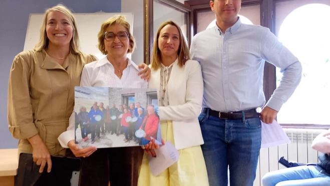 La familia de Paco Lacau, con el obsequio en la Escuela Refugio