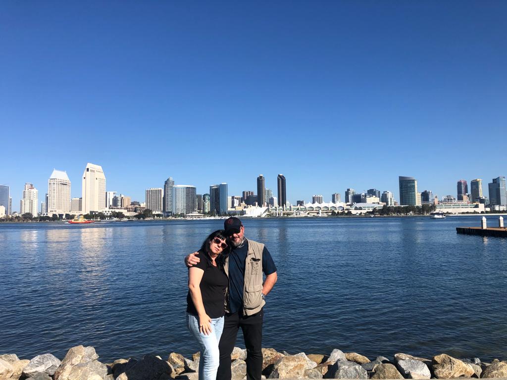 La covid no les dejó viajar a España en Navidad, así que volaron a San Diego.