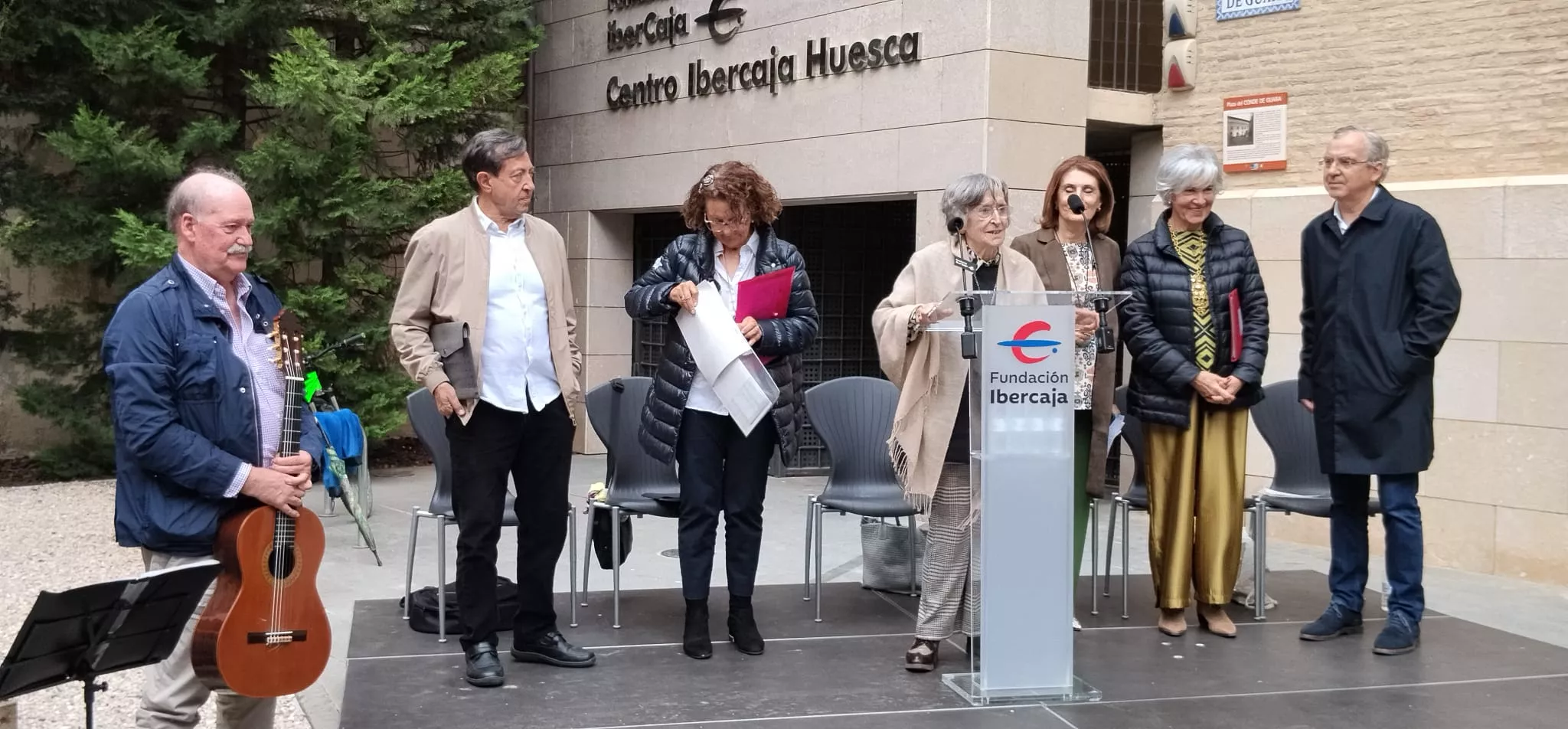 Intérpretes del Tardeo Poético del Aula de Teatro y Poesía en el Centro Cultural Fundación Ibercaja.