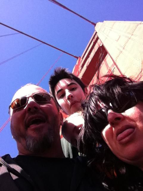 En el puente de San Francisco, los cuatro.