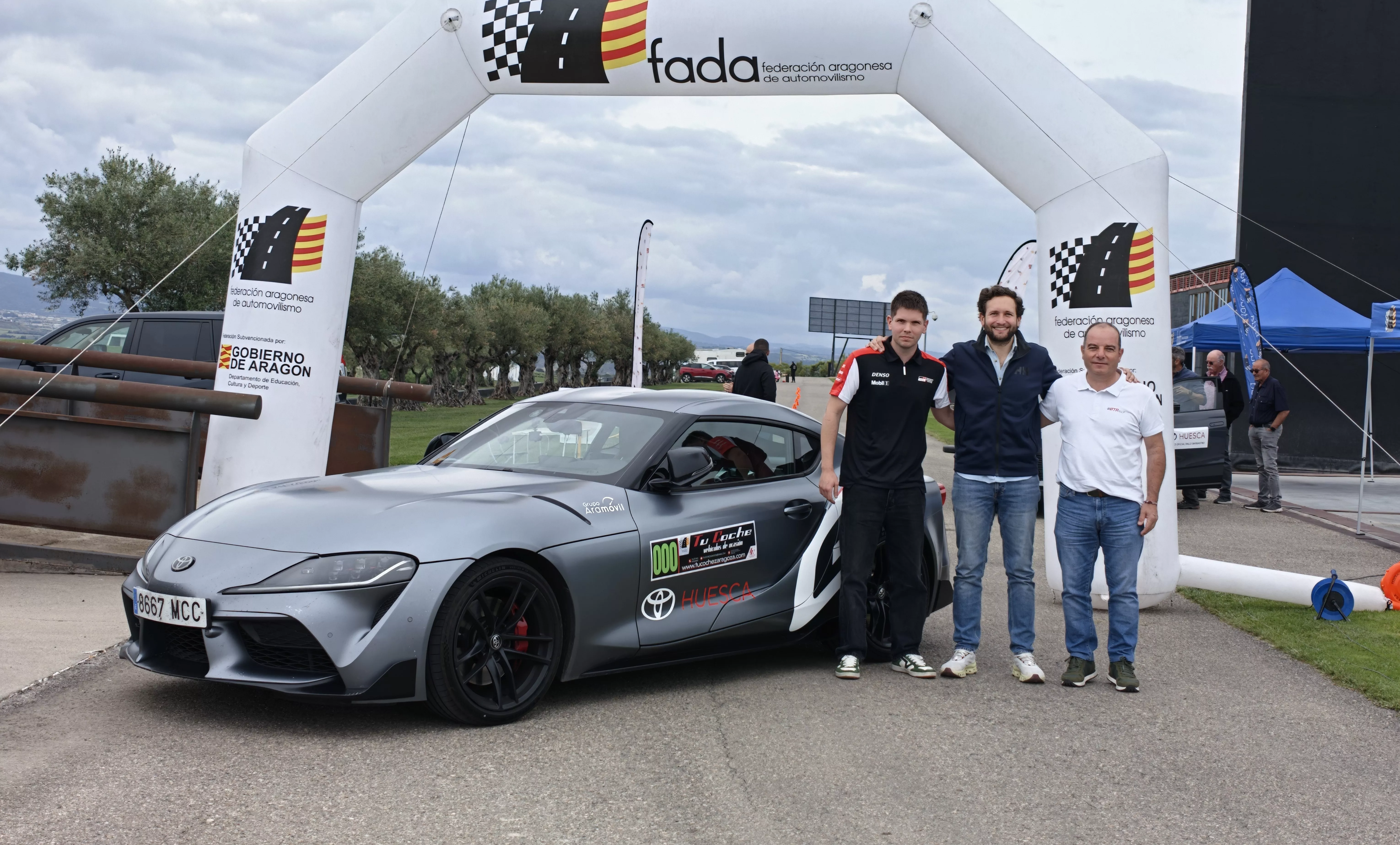 Pablo Izcue, responsable de marketing del grupo Aramovil, Isaac Claver y José Ramón Castillón, organizador del rally