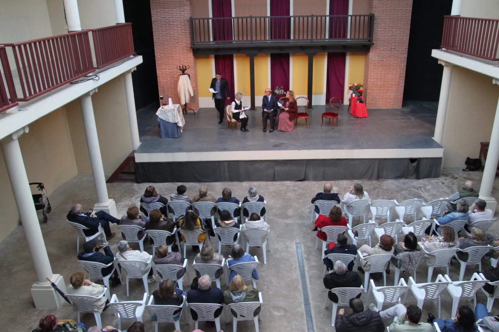 Actuación de "Voces de Papel" en el Corral de Comedias de Robres. Foto Carlos Neofato