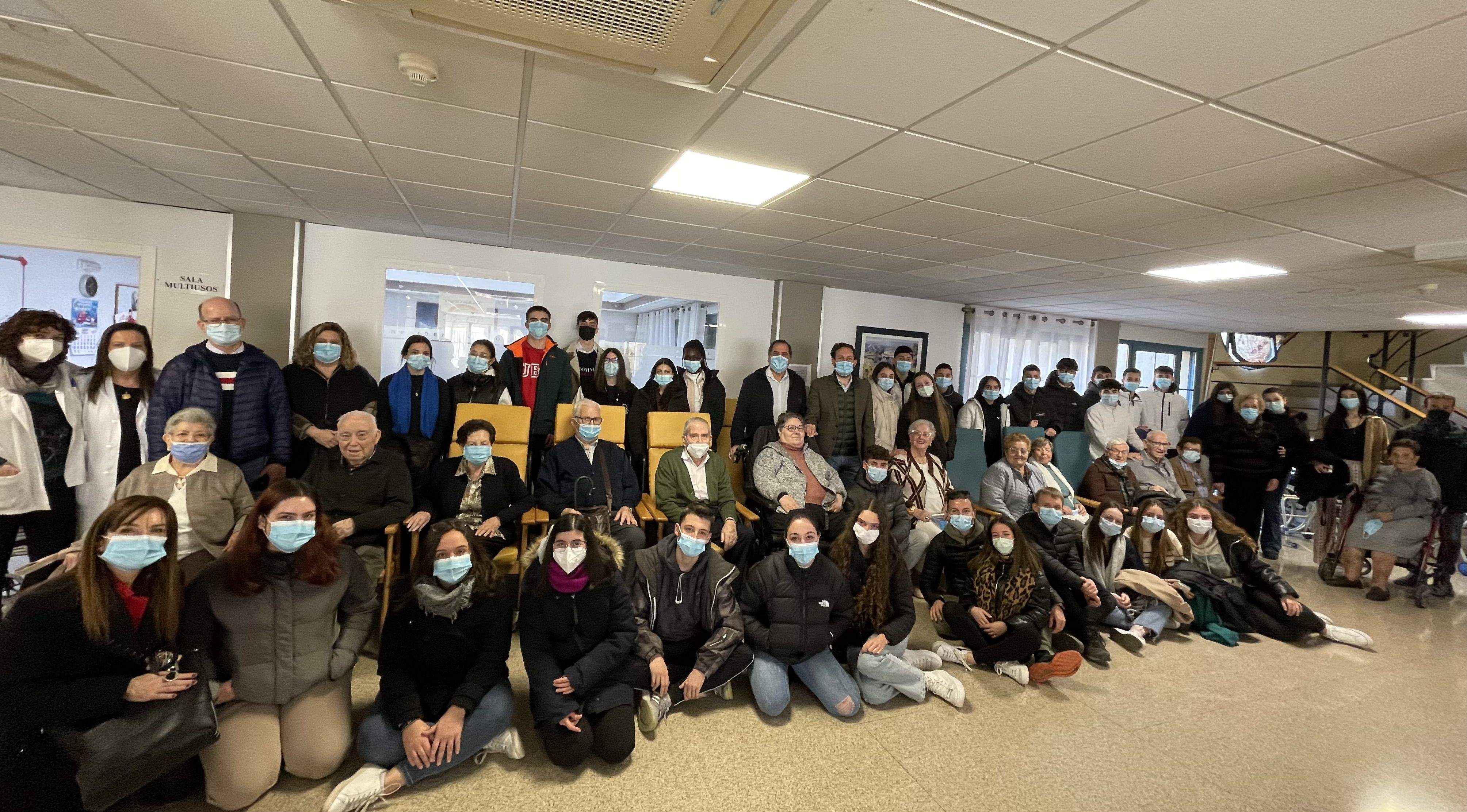 Foto de familia en la residencia Riosol de Monzón.