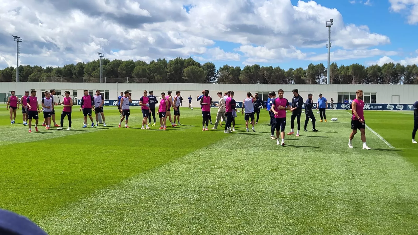 Entrenamiento a puerta abierta del Huesca ante el partido frente a la Real